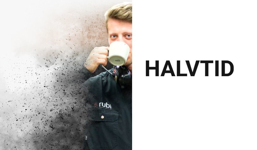 Person i en svart jacka som dricker ur en mugg. Hälften av personen verkar sönderfalla till ett moln av partiklar. Ordet "HALVTID" är skrivet till höger.