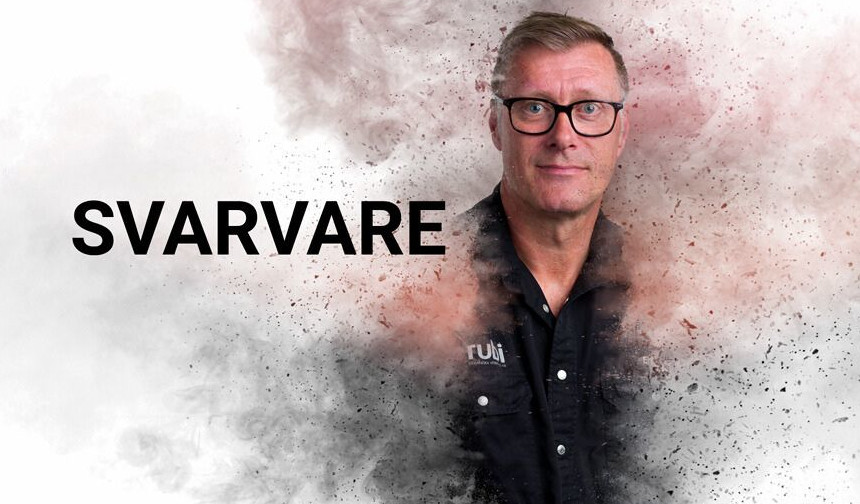 En man som bär glasögon och en svart skjorta står mot en bakgrund av virvlande vit, svart och röd rök. Texten "SVARVARE" visas till vänster.